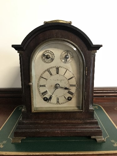 19THC GEORGIAN STYLE MANTLE CLOCK WITH KEY AND PENDULUM MAKER RENNETT 22CM HIGH