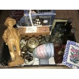 1 BOX ASSORTED GOODS INCLUDING CHESS SET