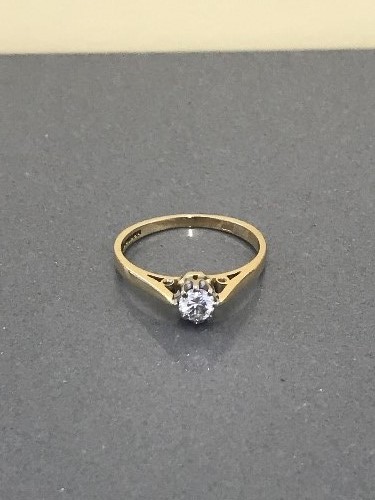 18CT SOLITAIRE DIAMOND RING .