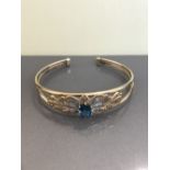 9CT YELLOW GOLD BLUE TOPAZ BANGLE