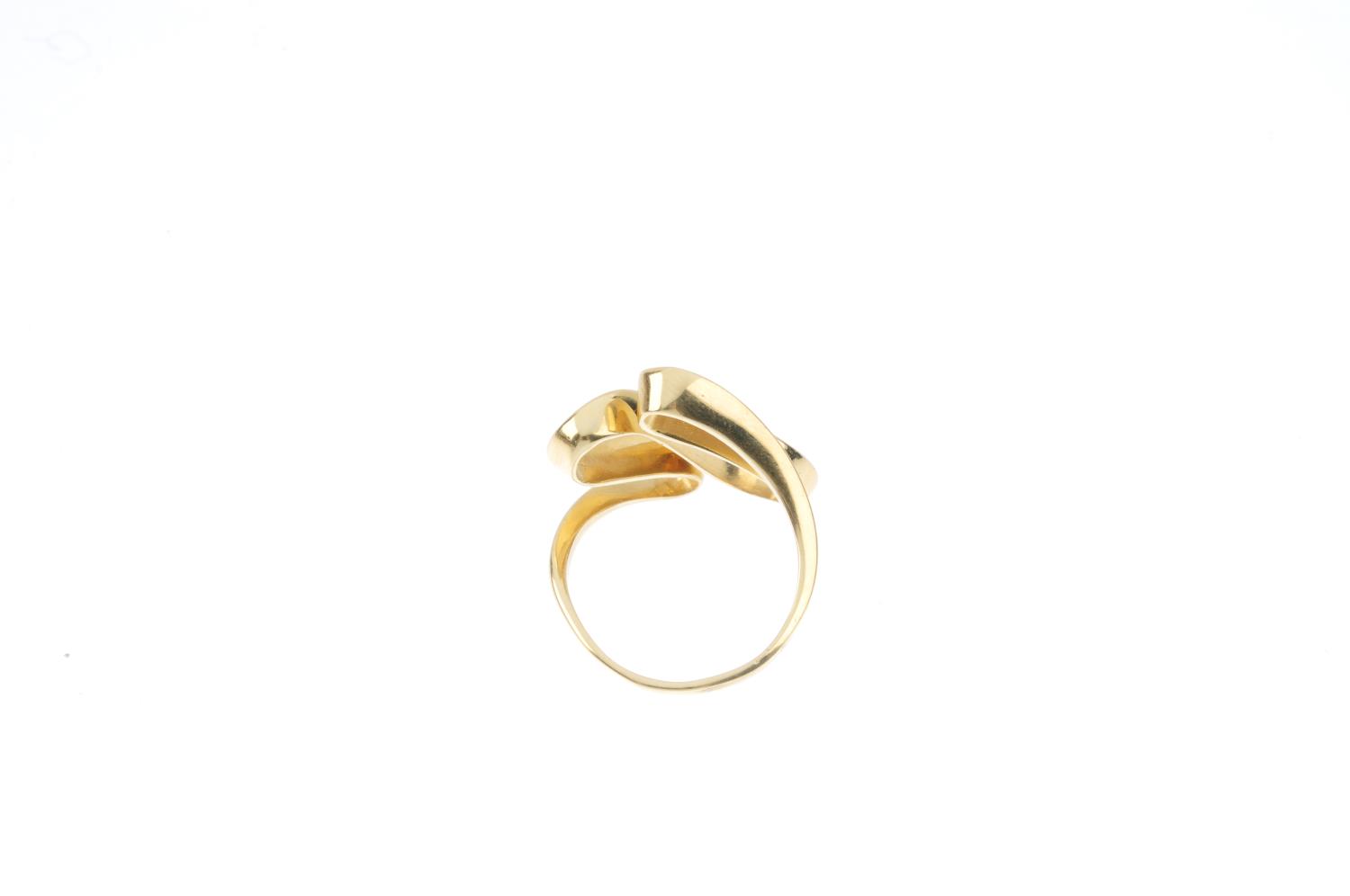 A dress ring. The front designed as a series of scrolling loops, with plain band. Ring size O. - Image 3 of 3
