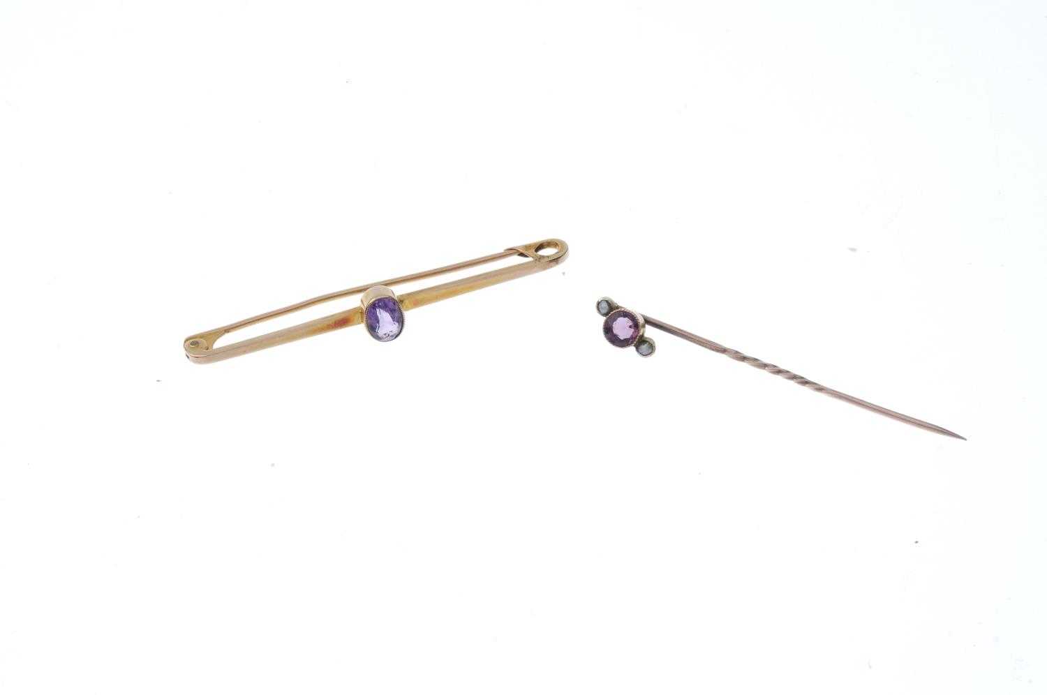 A selection of jewellery. To include an amethyst and split pearl stick pin, a 9ct gold amethyst - Image 3 of 3