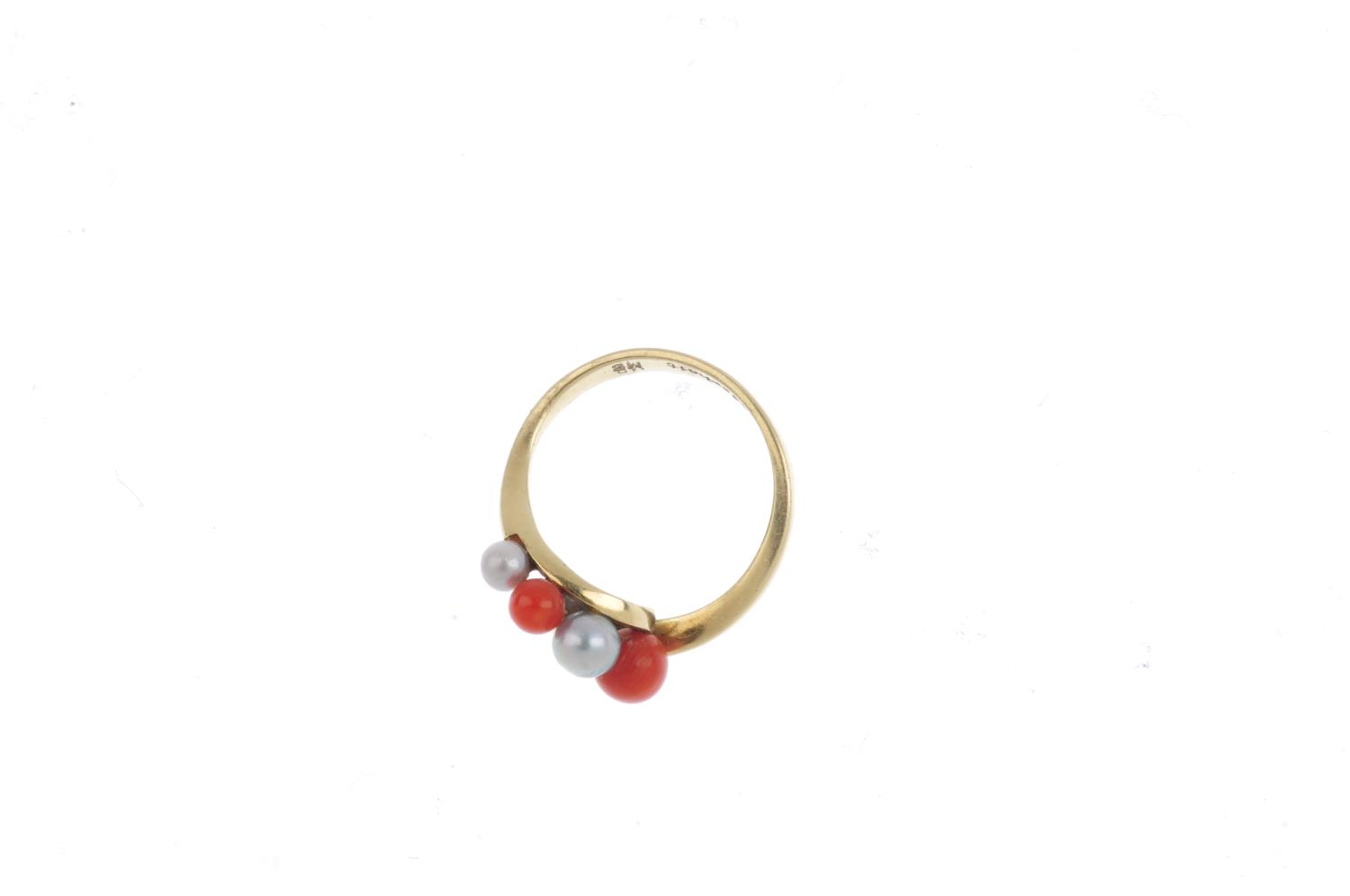 A coral and cultured pearl crossover ring. Designed as an alternating and graduated coral bead and - Image 2 of 2