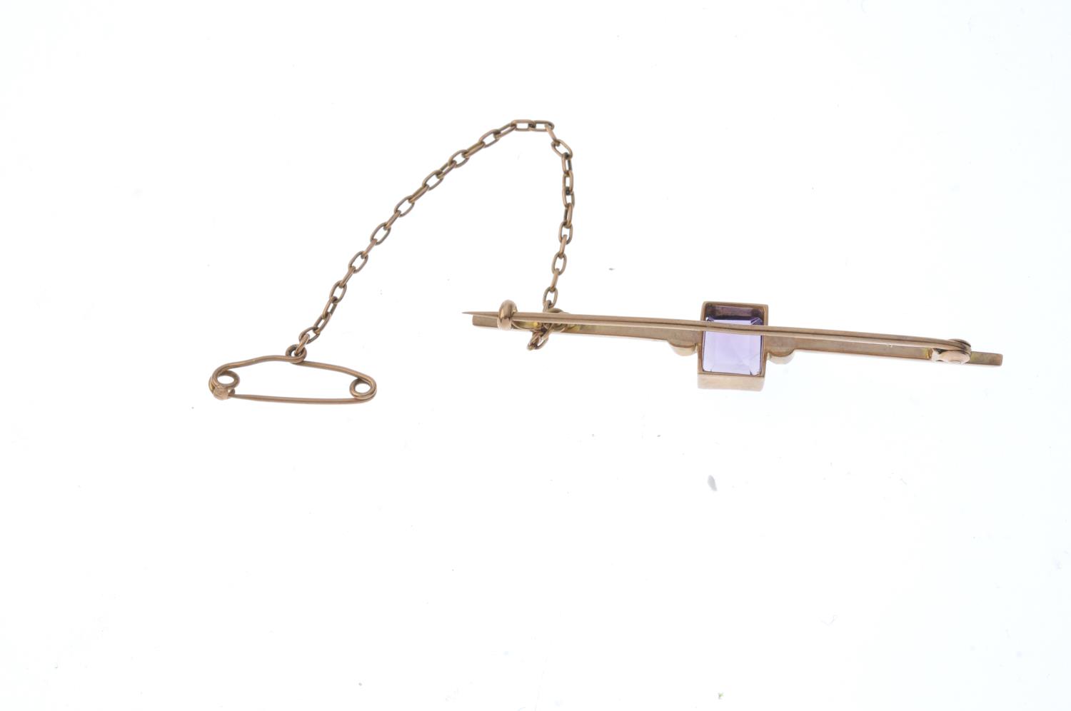 A selection of jewellery. To include an amethyst and split pearl stick pin, a 9ct gold amethyst - Image 2 of 3