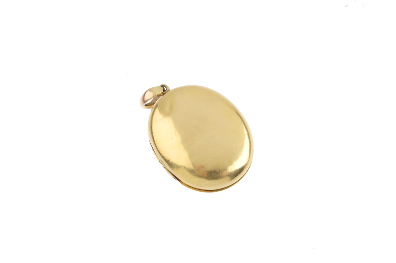 A late Victorian 18ct gold locket. Of oval outline, with raised initials S McD, to the tapered - Image 3 of 3