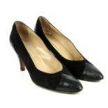 BOTTEGA VENETA - a pair of vintage court shoes. Crafted from black suede with a black lizard skin