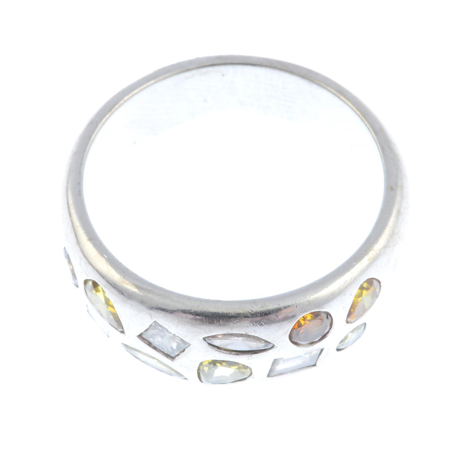 A coloured diamond ring. - Image 3 of 3
