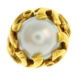 An 18ct gold mabe pearl ring.