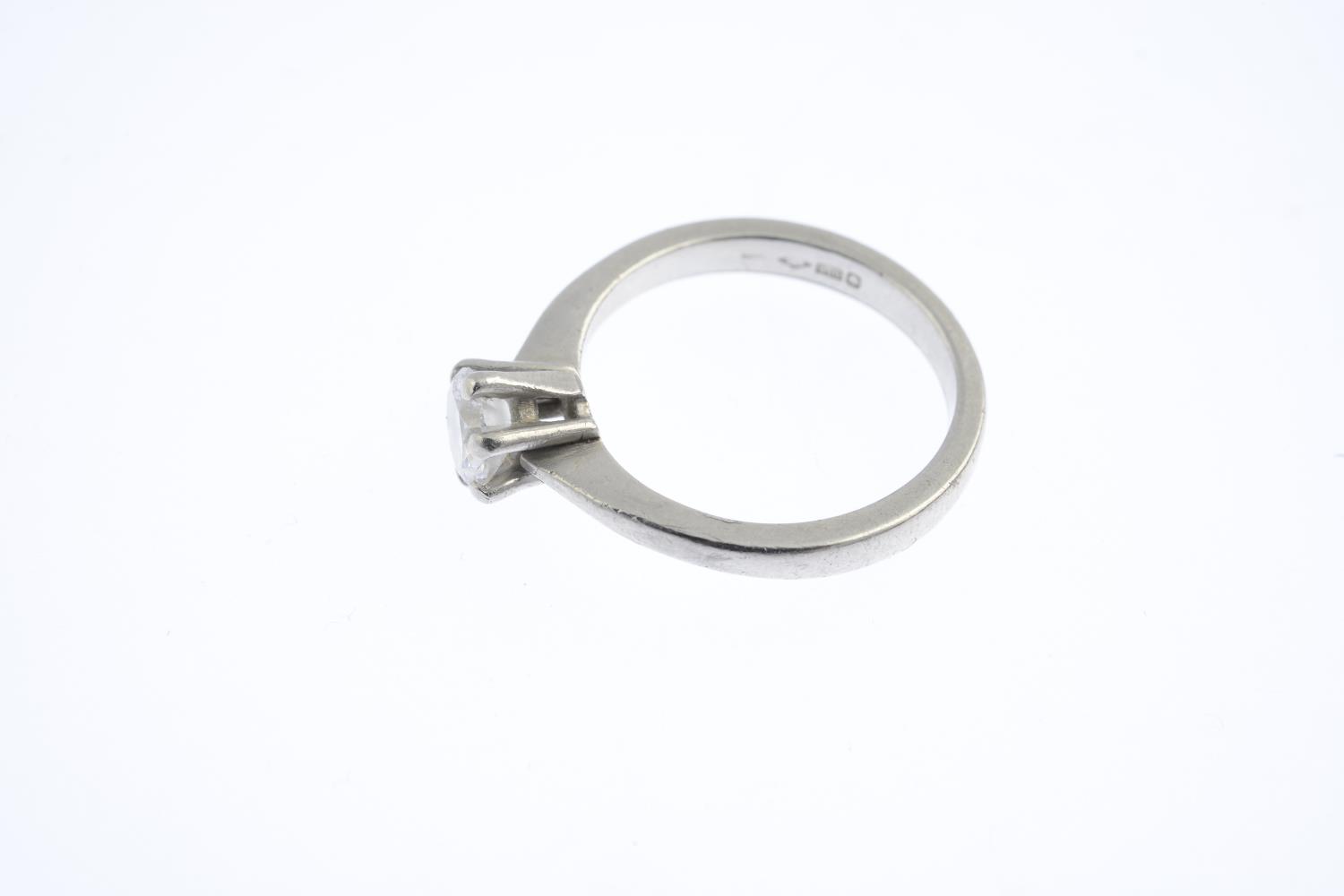 A platinum diamond single-stone ring. The brilliant-cut diamond, with tapered shoulders. Estimated - Image 3 of 3