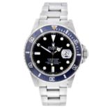 (209954) ROLEX - a gentleman's Oyster Perpetual Date Submariner bracelet watch. Circa 1983.