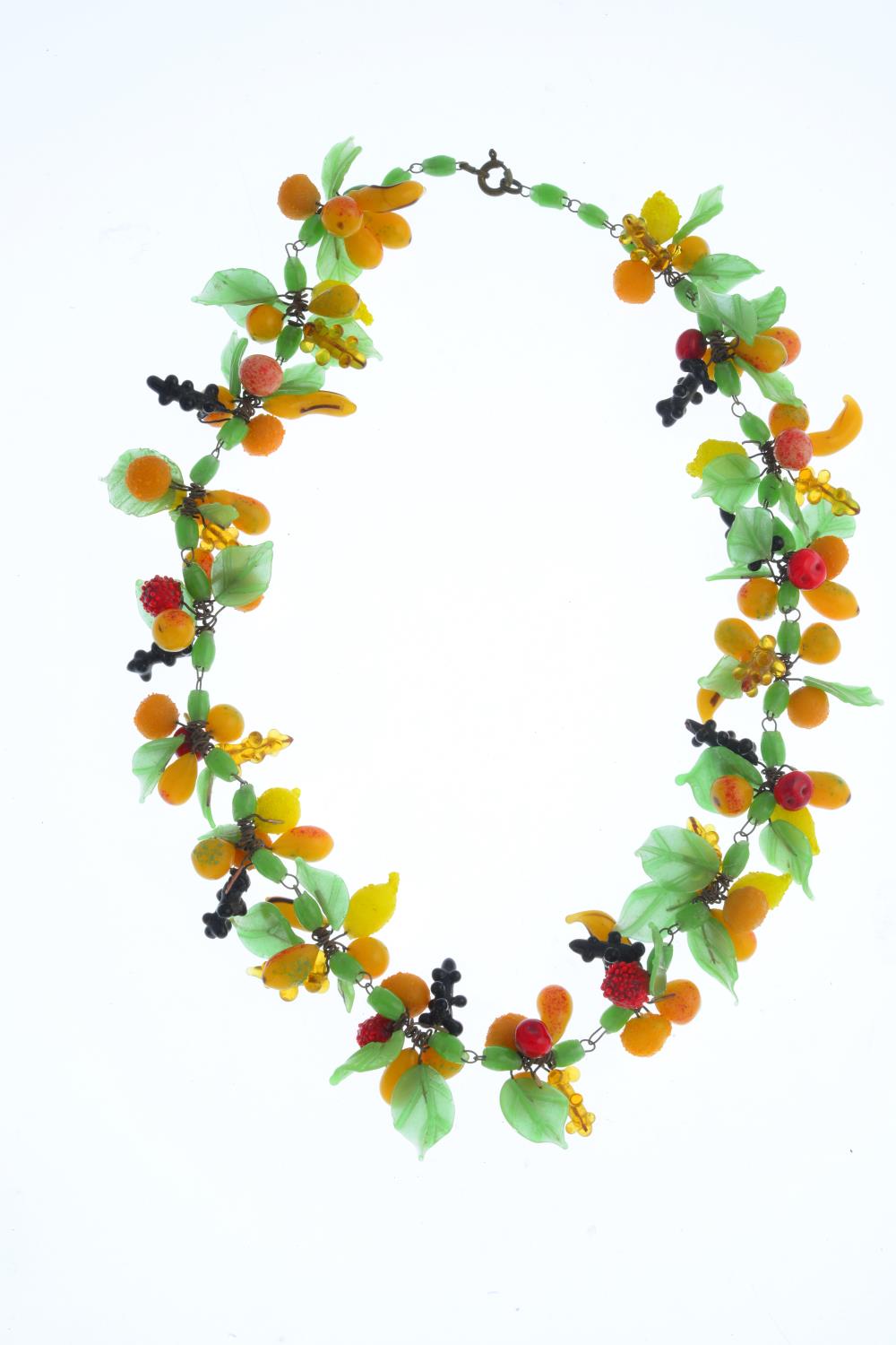 An early 20th century glass necklace. Designed as a series of bunches of fruit, with foliate - Bild 2 aus 3