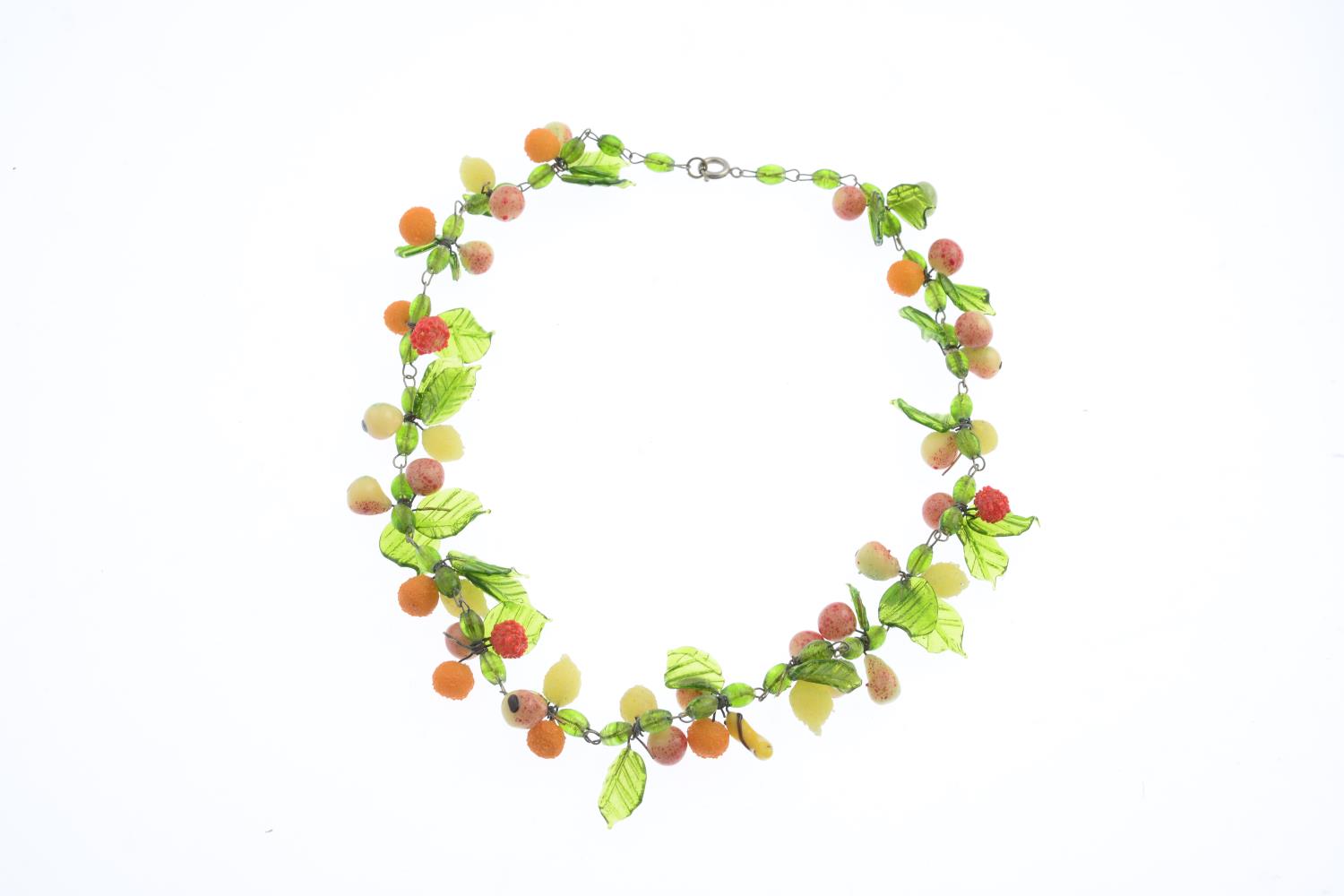 An early 20th century glass necklace. Designed as a series of bunches of fruit, with foliate - Bild 2 aus 3