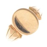 An early 20th century 9ct gold signet ring.