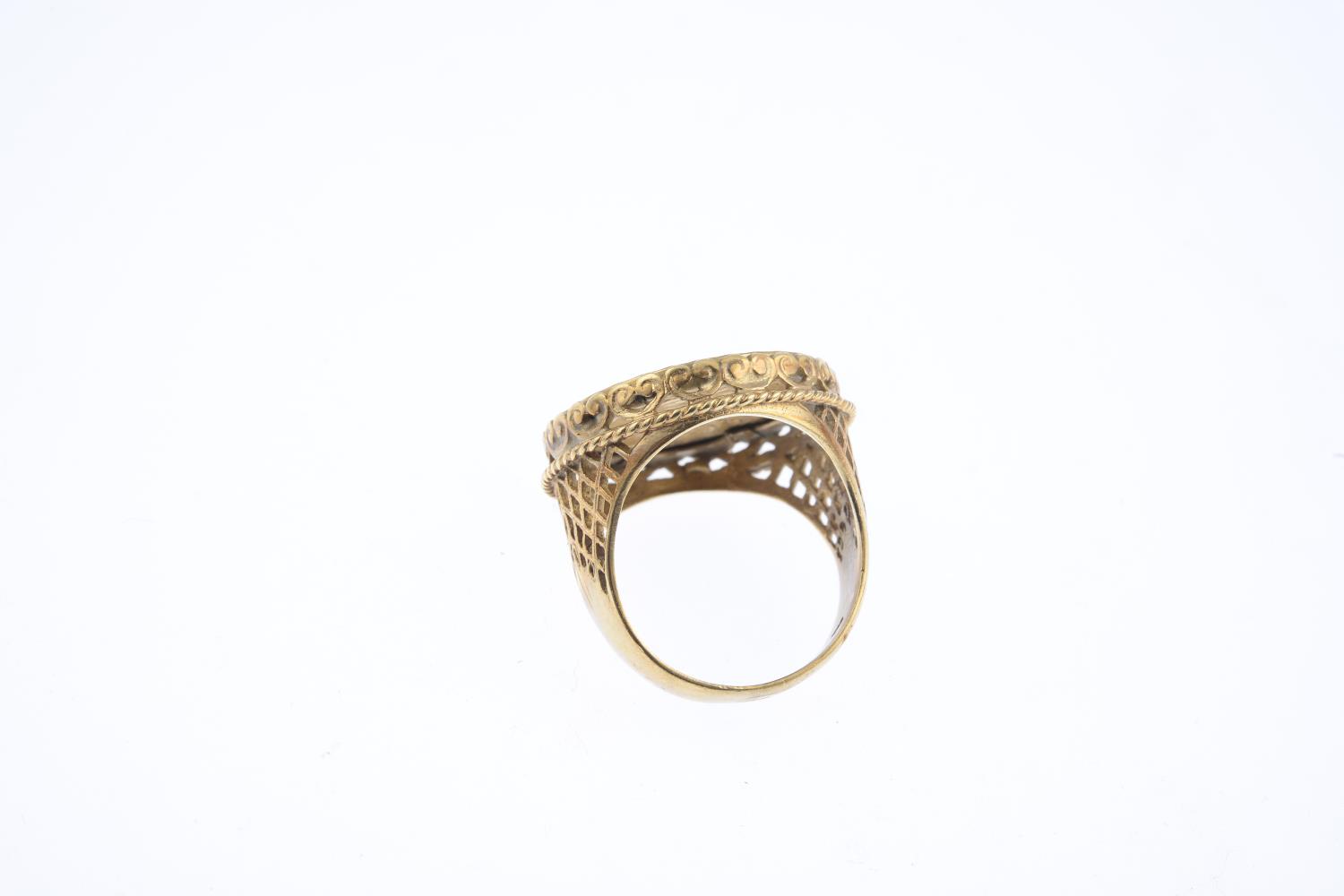 (209869) A 9ct gold mounted full sovereign ring. - Image 2 of 3