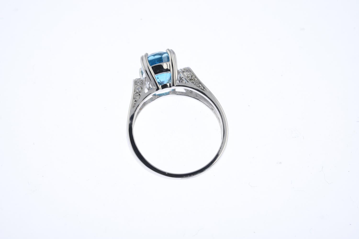 A zircon and diamond ring. - Image 2 of 3
