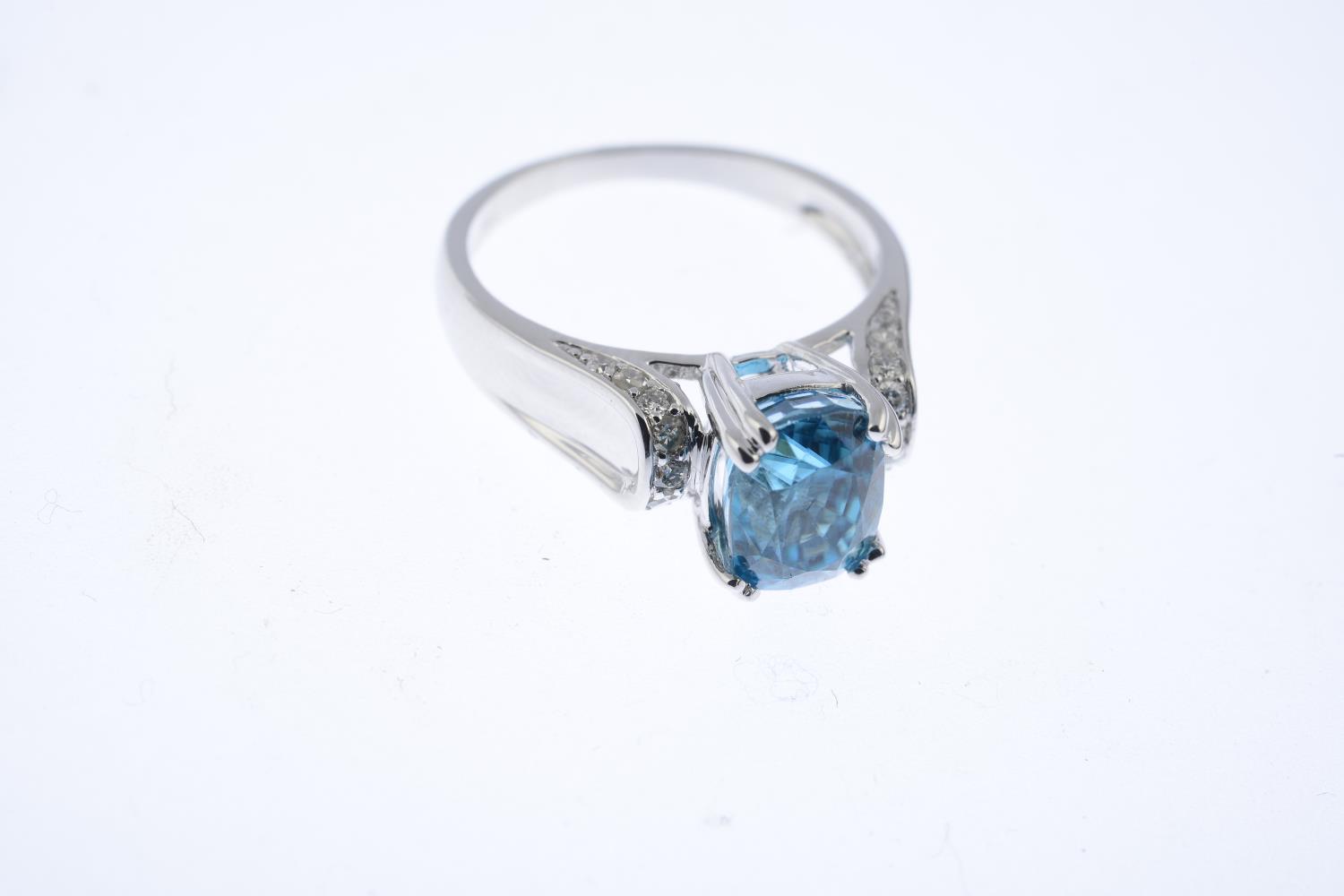 A zircon and diamond ring. - Image 3 of 3