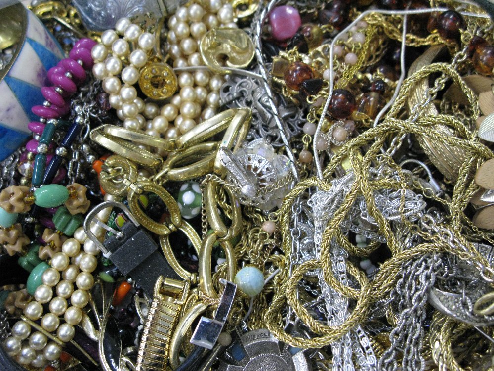 A selection of costume jewellery.To include a Monet imitation pearl bracelet with a box clasp, a - Image 2 of 2