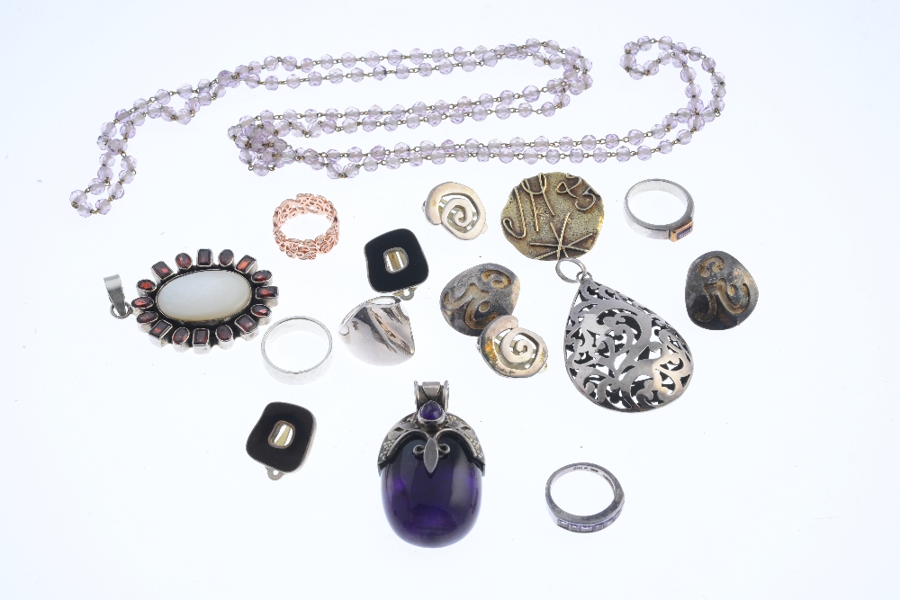 A selection of jewellery. To include a pair of silver onyx earrings, a mother-of-pearl and garnet - Image 3 of 4