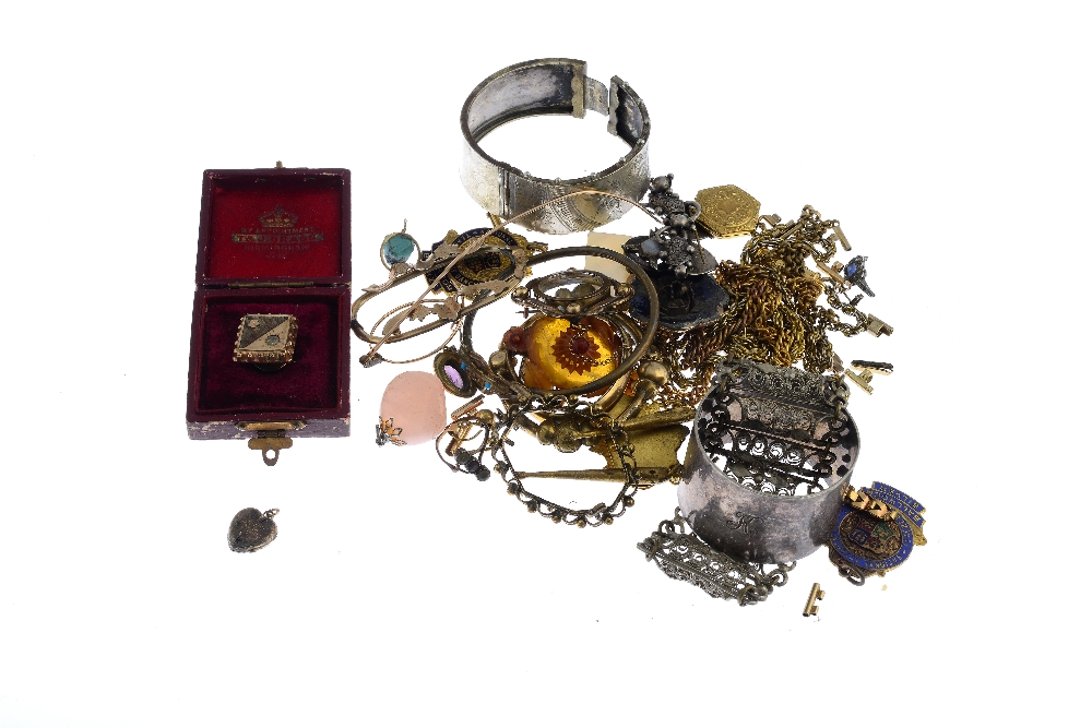 A selection of vintage costume jewellery and components. To include a purple glass necklace of - Image 2 of 2