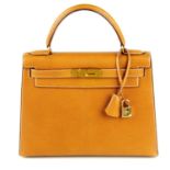 HERMÈS - a 1995 tan Chevre de Coromandel Kelly Sellier 28 handbag.