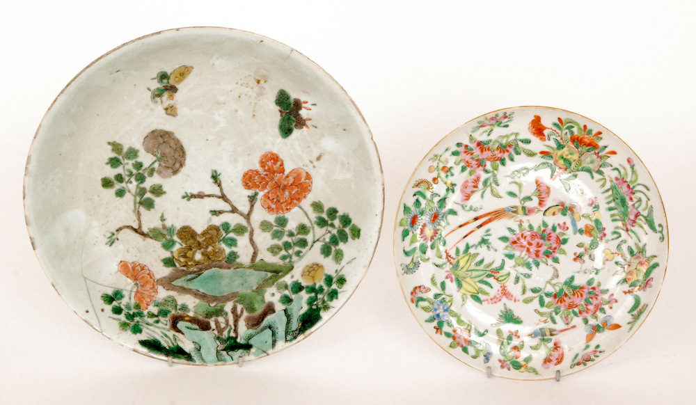 Five pieces of assorted late 19th Century Chinese Famille Rose comprising a shallow charger, - Image 7 of 8