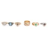 Five assorted stone set rings to include a 9ct illusion set diamond cluster example,