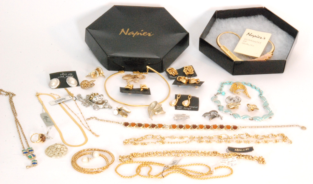 A parcel lot of costume jewellery items to include Napier, Sarah Coventry, Monet, Trifari etc.