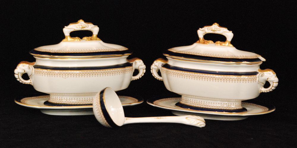 A late 19th Century Royal Worcester part dinner service comprising three graduated tureens and - Image 4 of 4