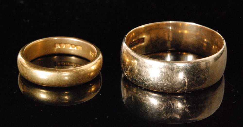 A modern 22ct hallmarked D shaped wedding ring, weight 6.