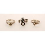 Finn Fellings Oy - A 1990s Scandinavian Sterling silver ring with stylised foliate head collar set