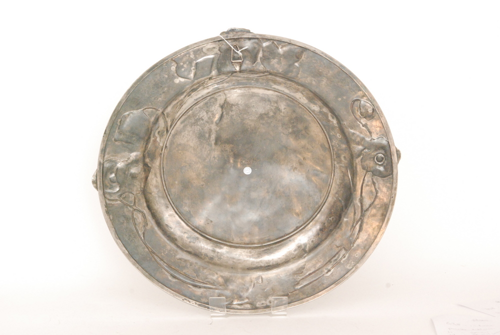 WMF (Wurttembergische Metallwarenfabrik) - An early 20th Century circular pewter charger in the Art - Image 3 of 8