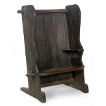 An early 20th Century high back oak and elm seat settle, with internal arm rests,