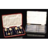 A cased set of six hallmarked silver gilt teaspoons with conforming tongs, Sheffield 1905,