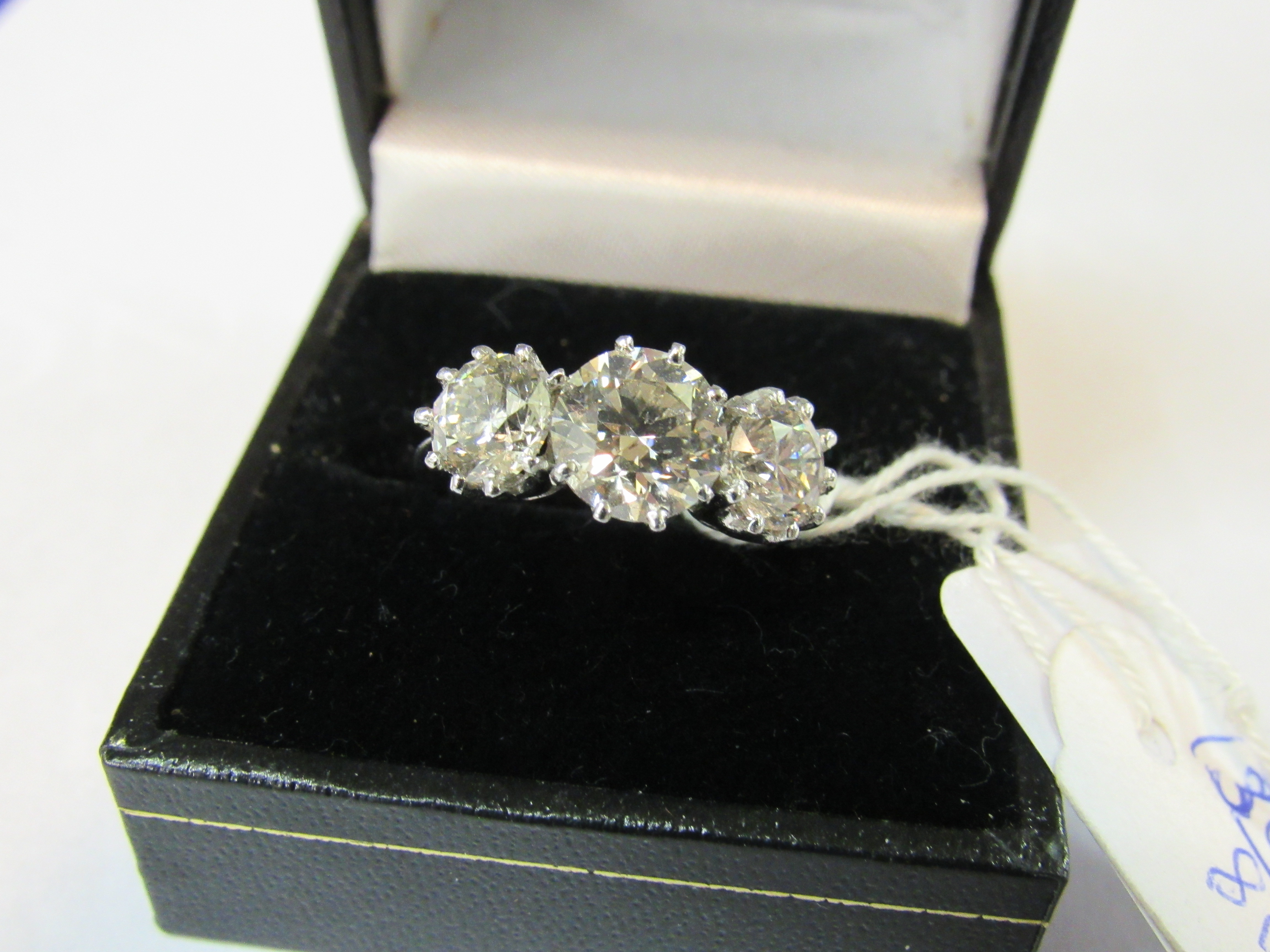 An attractive three stone diamond Ring, set in white gold (5. - Image 6 of 13