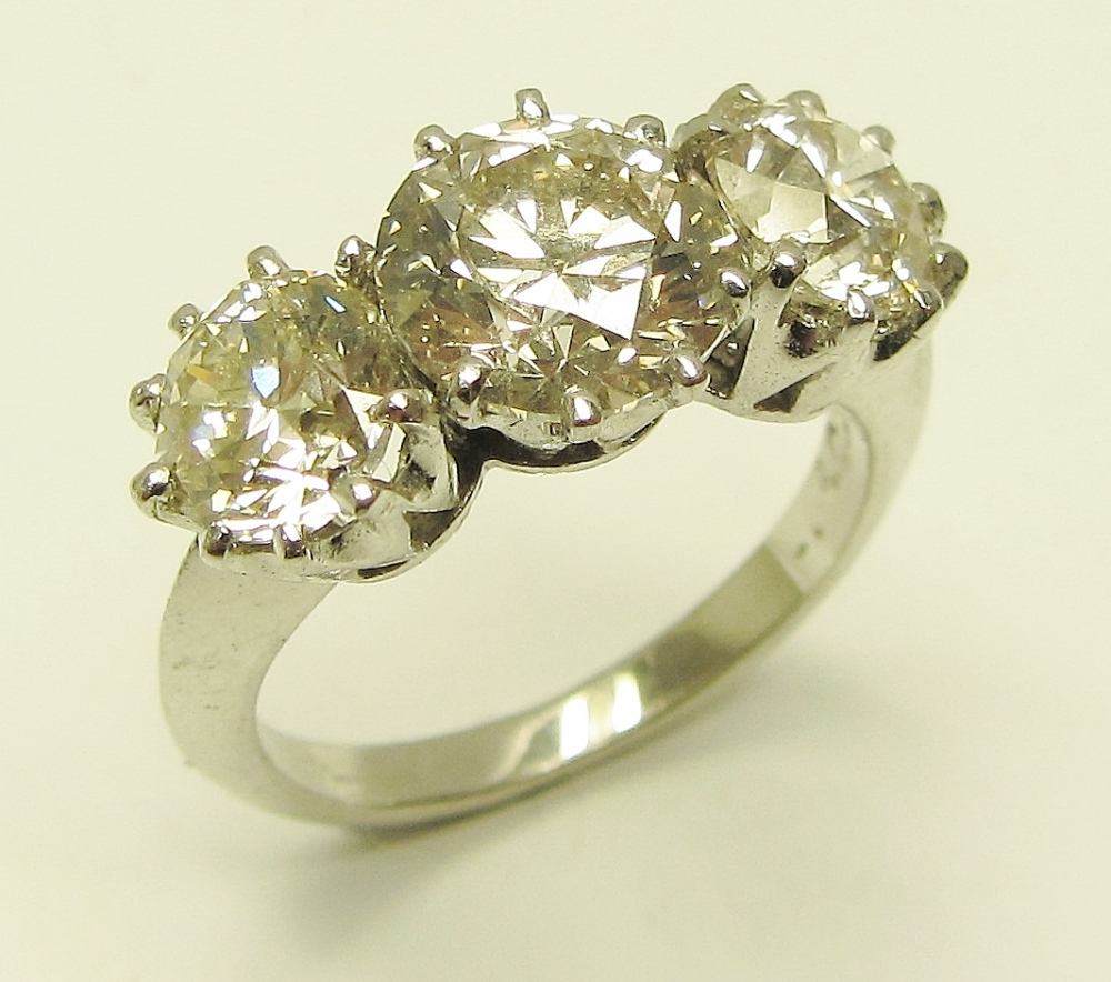 An attractive three stone diamond Ring, set in white gold (5.