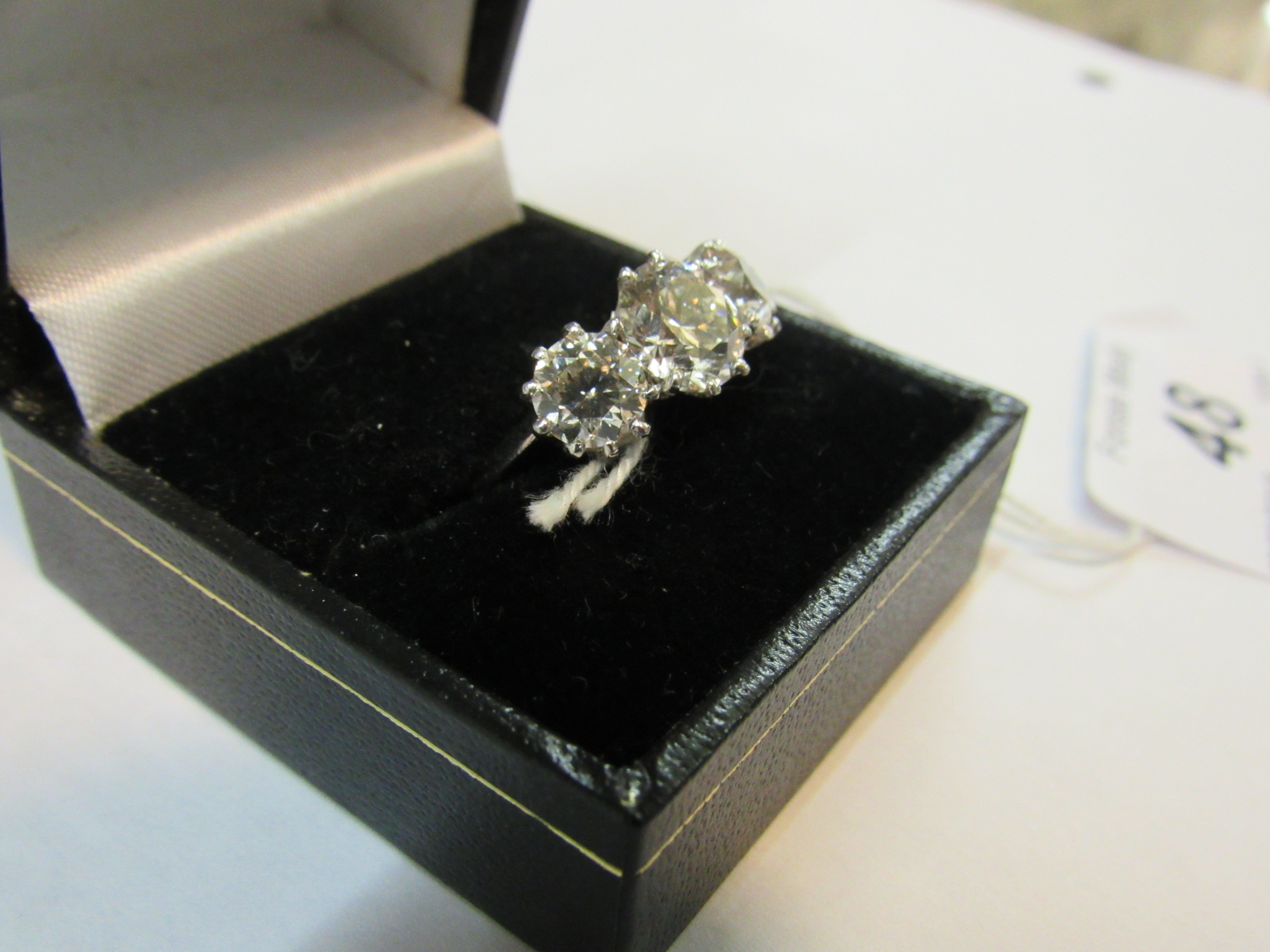 An attractive three stone diamond Ring, set in white gold (5. - Image 4 of 13