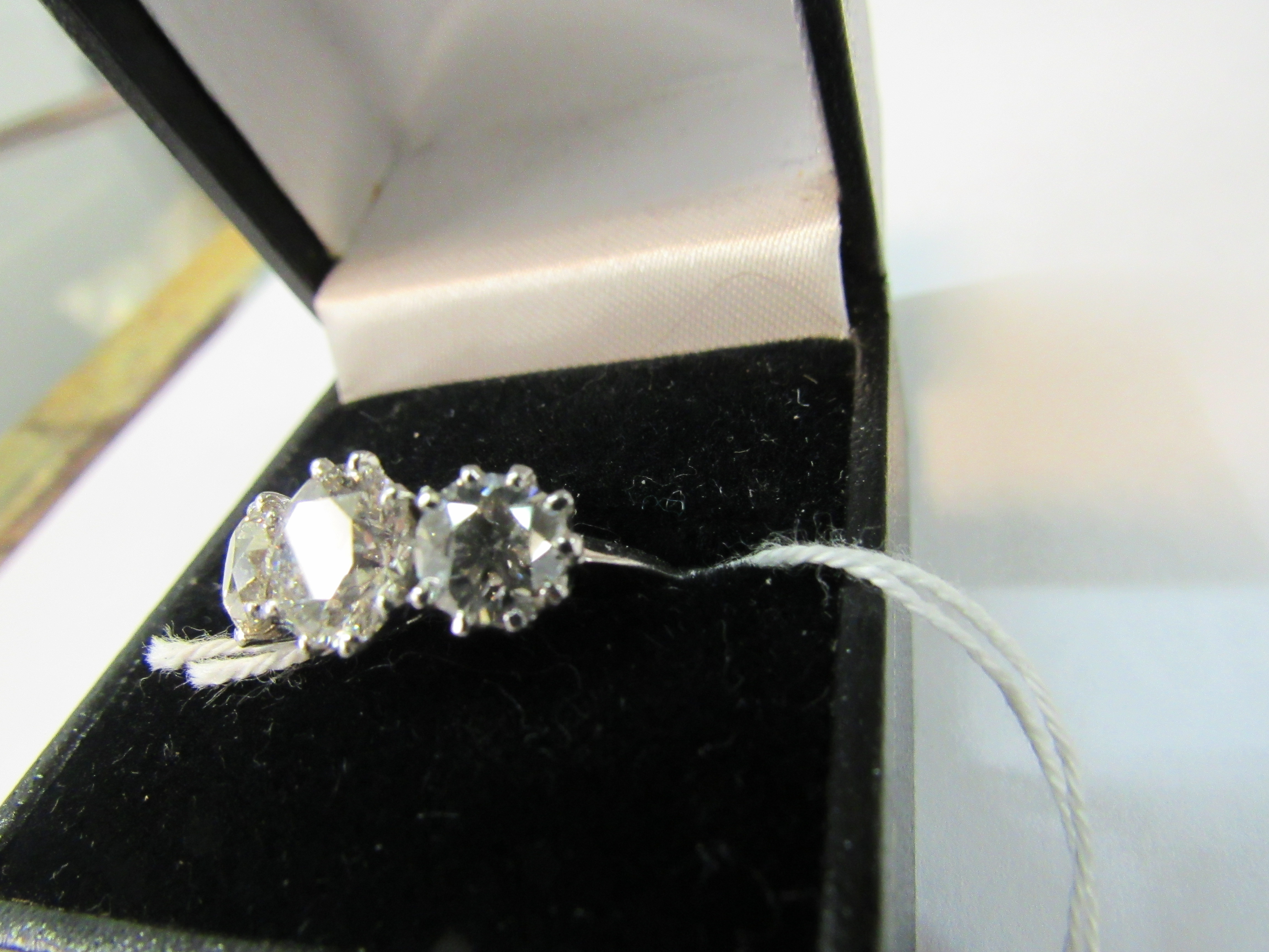 An attractive three stone diamond Ring, set in white gold (5. - Image 3 of 13