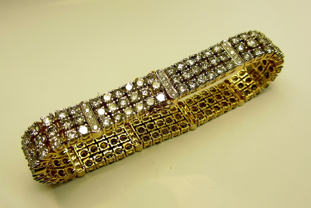 An attractive four claw flexible link Bracelet, in 18ct gold (approx. 37.