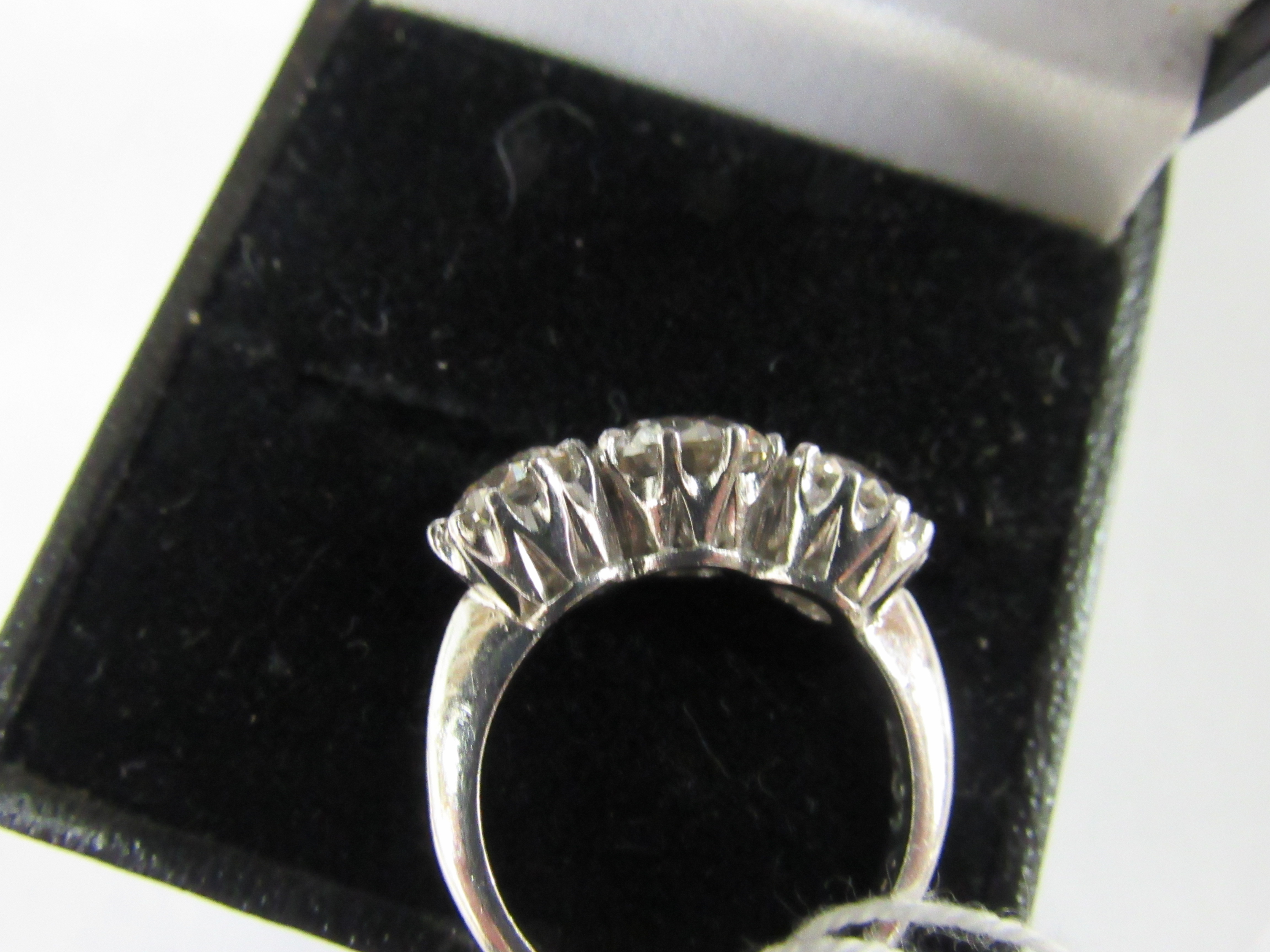 An attractive three stone diamond Ring, set in white gold (5. - Image 5 of 13