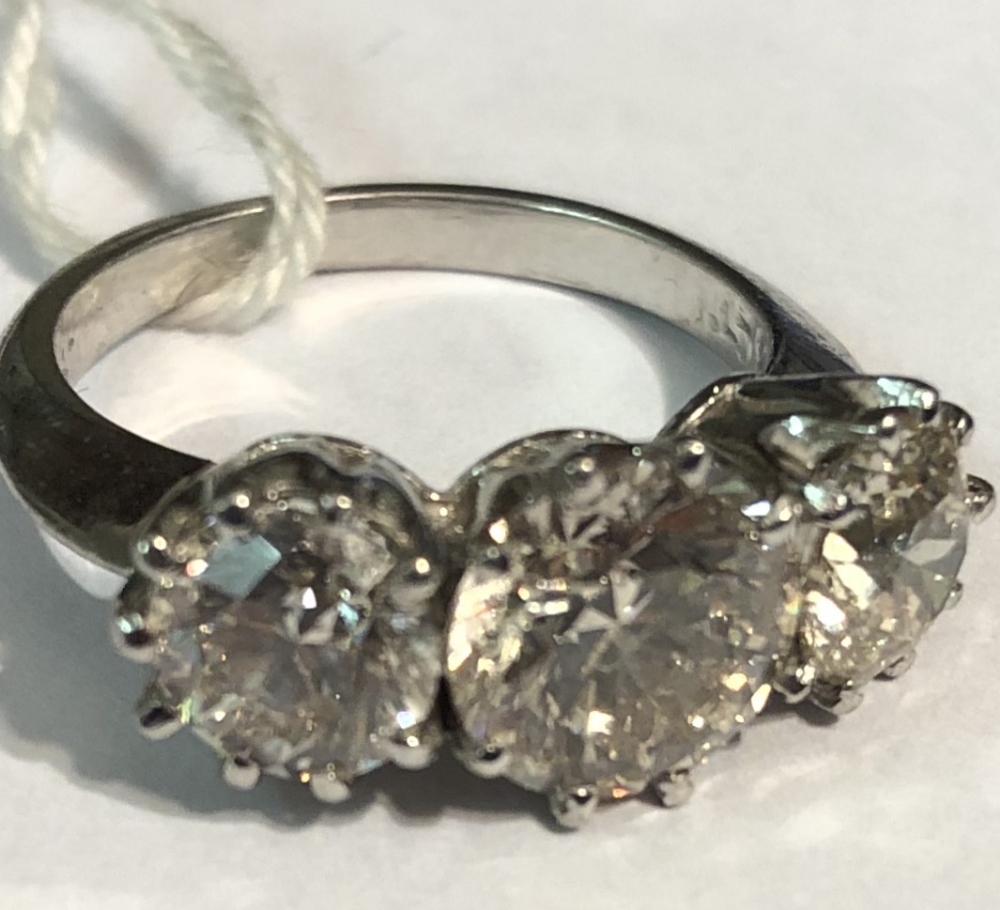 An attractive three stone diamond Ring, set in white gold (5. - Image 10 of 13