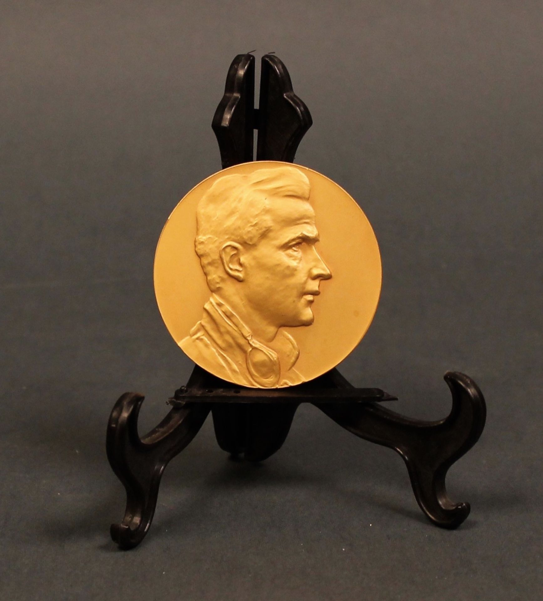 334 "RITRATTO DI FELICE NAZZARO ". Medaglia in bronzo dorato