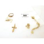 9K GOLD RING, CROSS PENDANT, 2 BRACELETS AND NECKLACE WITH PEARL STYLE PENDANT TOTAL APPROX 5.5G