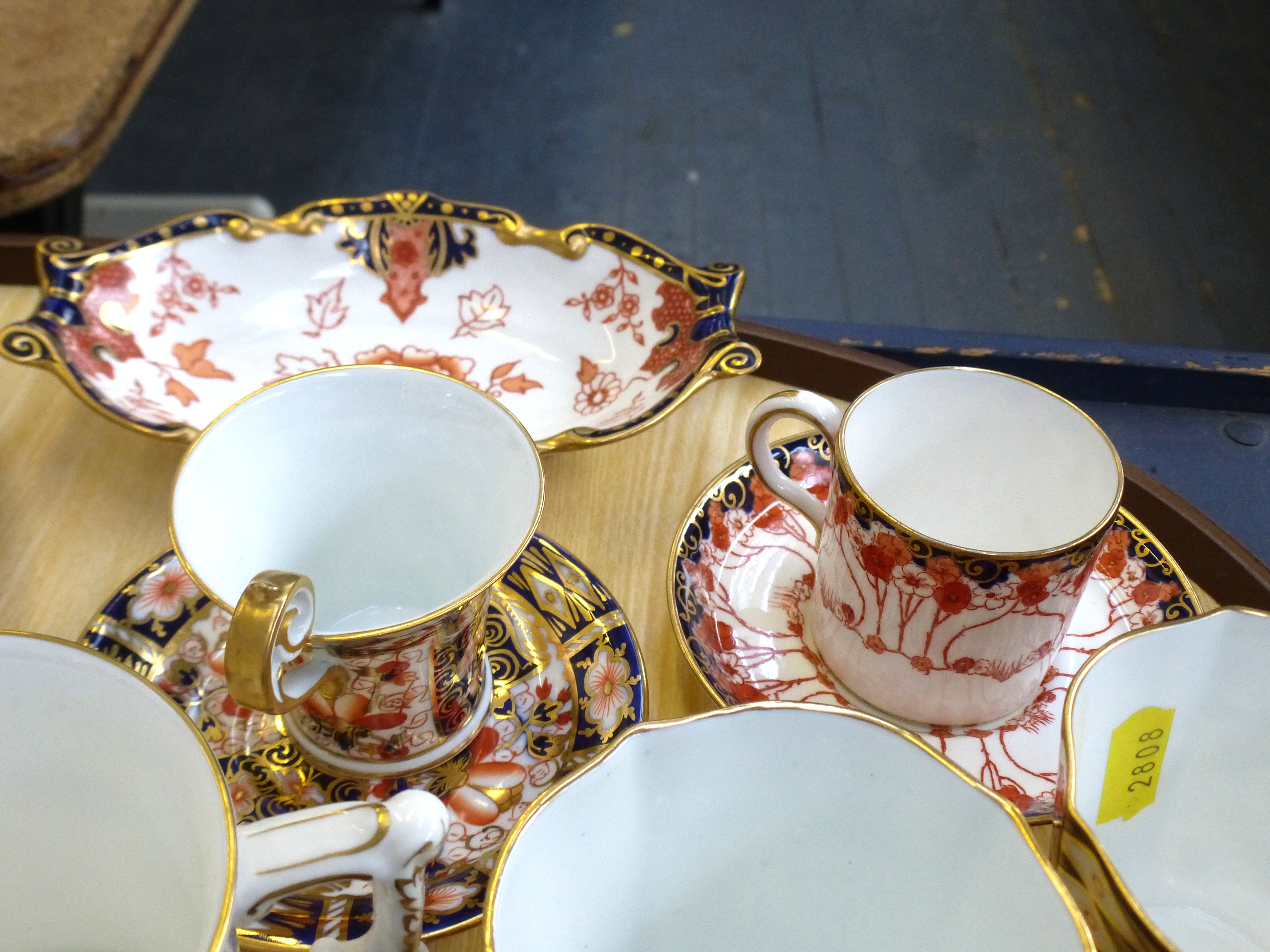 QUANTITY OF ASSORTED ROYAL CROWN DERBY INCLUDING CUPS AND SAUCERS, TEACUPS, PLATES, PIN TRAY AND - Image 2 of 4