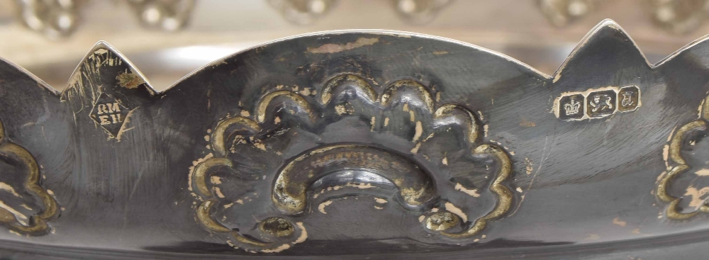 Late Victorian silver comport table garniture, with card-cut rims with shell motifs, over embossed - Image 4 of 4