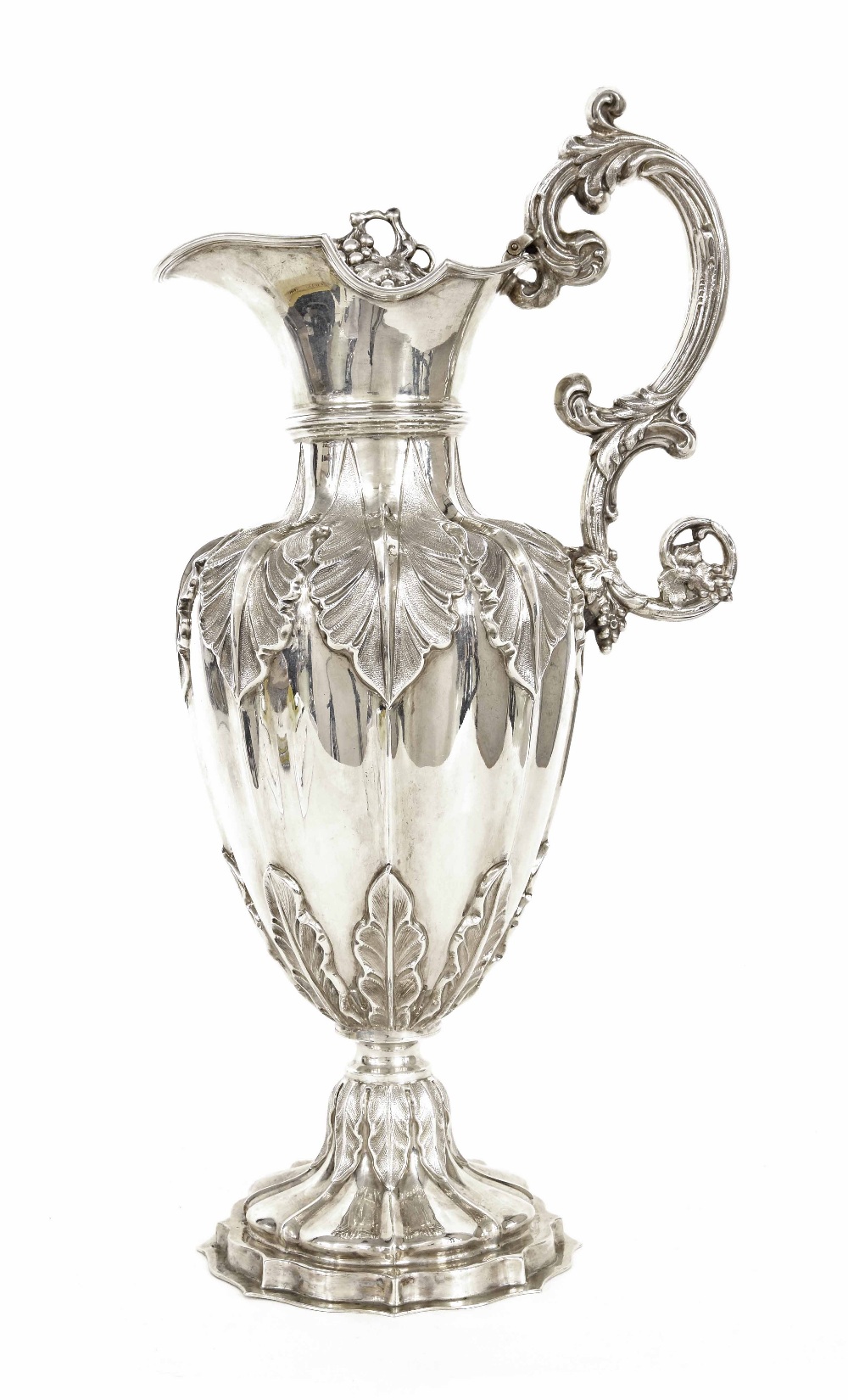 Good Edwardian silver baluster lidded claret jug, with a cast vine finial and scroll handle, the