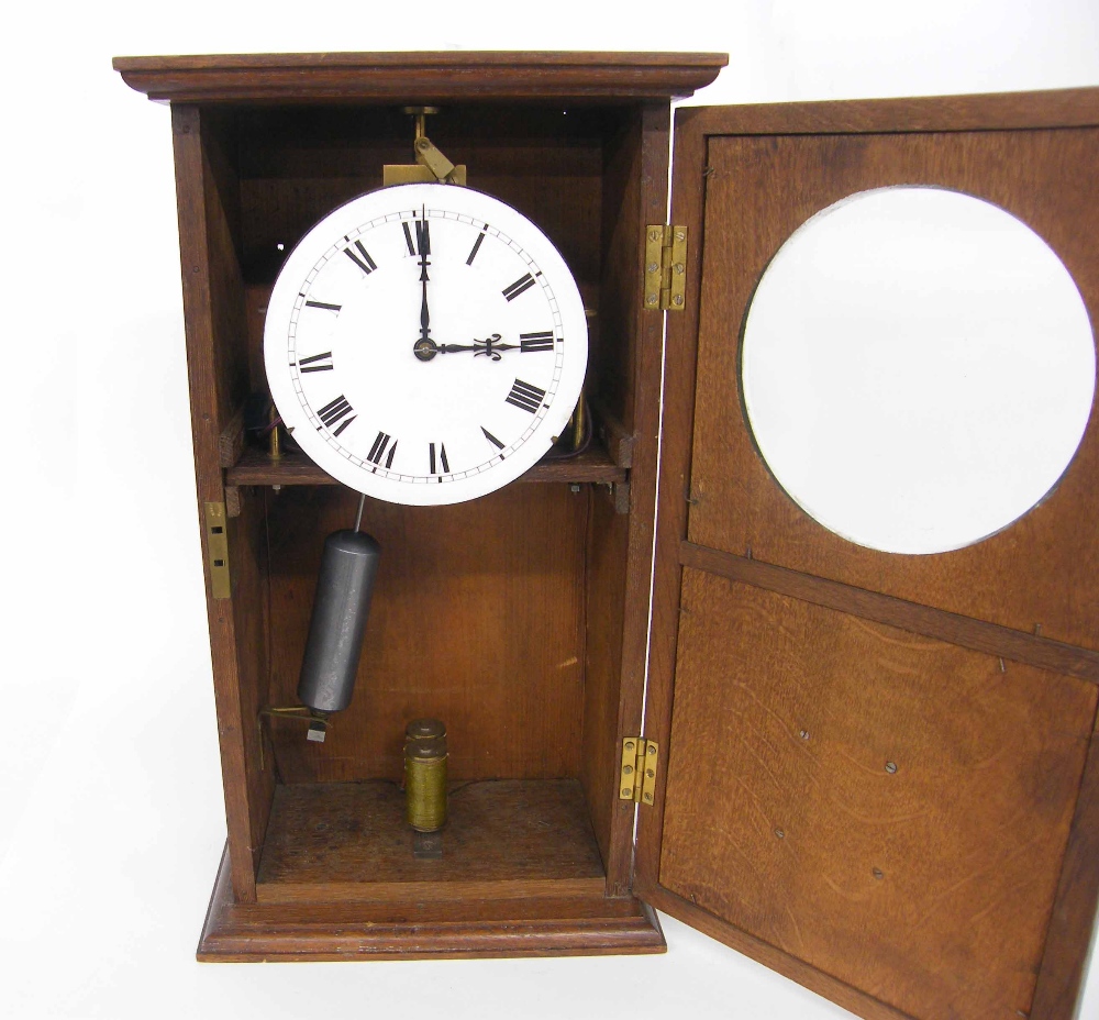 Reason MFG electric mantel clock, the 5.75" white dial within an oak stepped panelled case, 18" high - Image 2 of 2