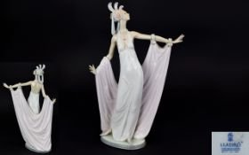 Lladro - Fine Quality Porcelain Figurine ' Grand Dame ' Model Num 1568. Sculpture Jose Puche.