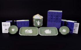 Wedgwood Green Jasper. Five assorted pie