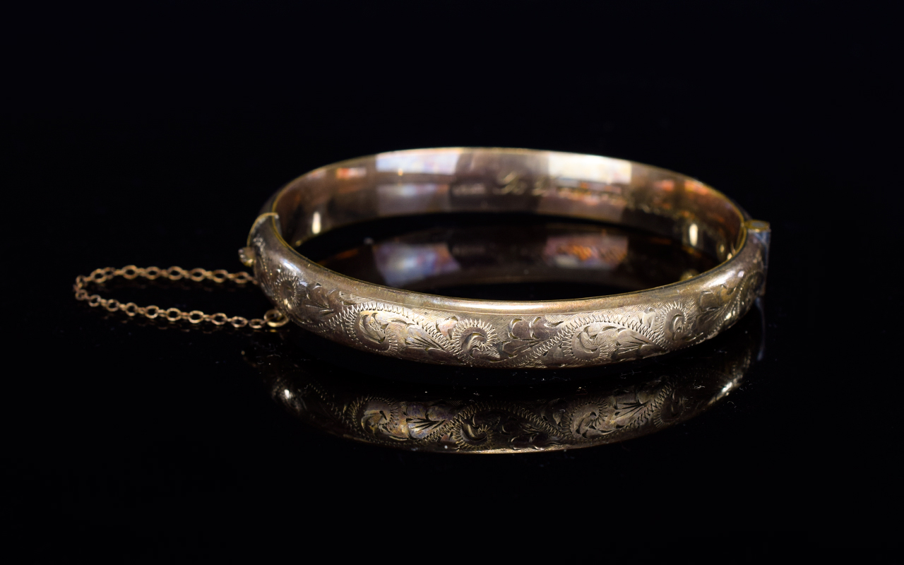 Antique Period 9ct Gold Hinged Bangle with Safety Chain & Chased Floral Decoration. Marked 9ct.