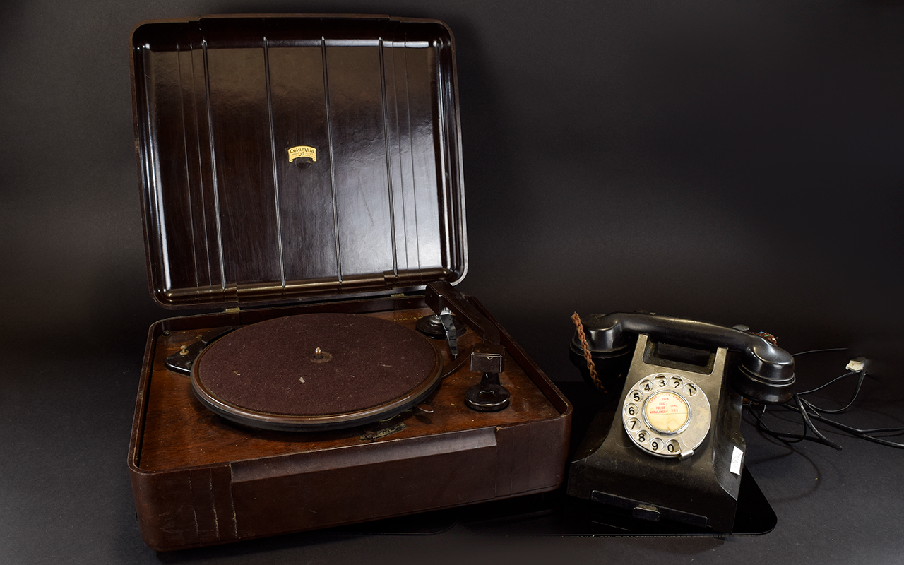 A Vintage Columbia 'Magic Notes' Electric Record Player 1930's record player in brown Bakelite